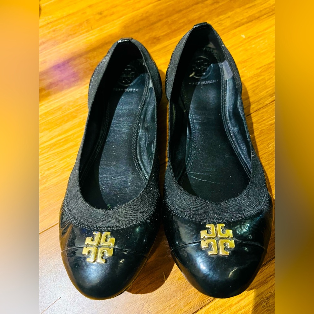 Tory Burch ballet flats.  Can go with any OOTD! 🖤